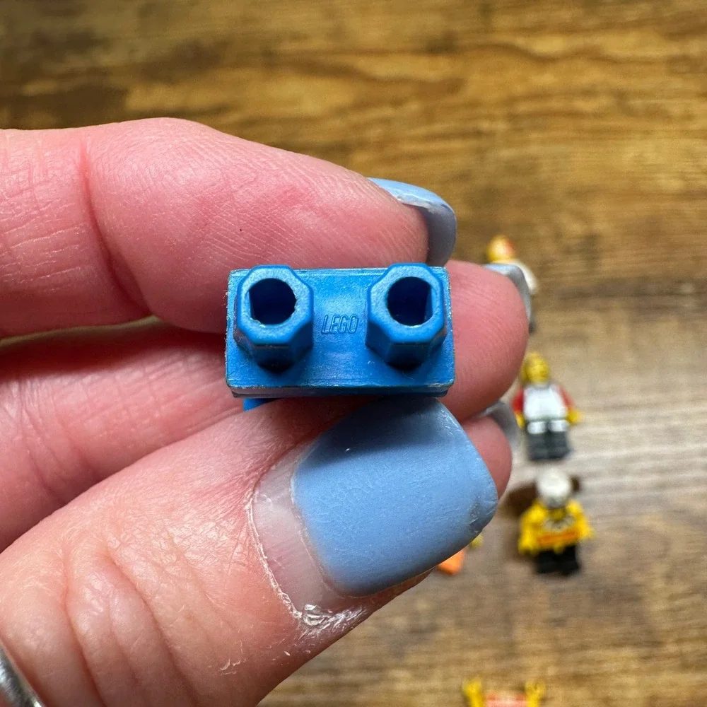 Vintage LEGO Minifigures Lot of 9 Pirates Castle Space Town Figures Accessories - Picture 6 of 9